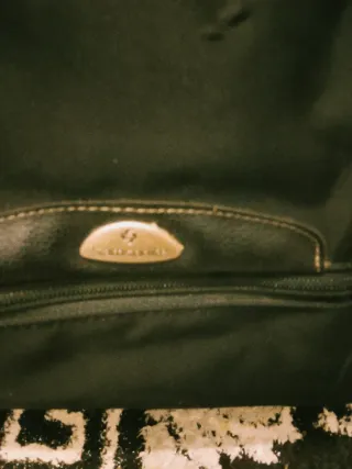 Maleta de viaje negra con ruedas marca samsonite