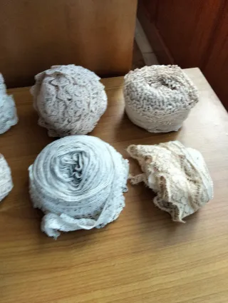 Lotto 34 matasse e rotoli pizzo assortiti