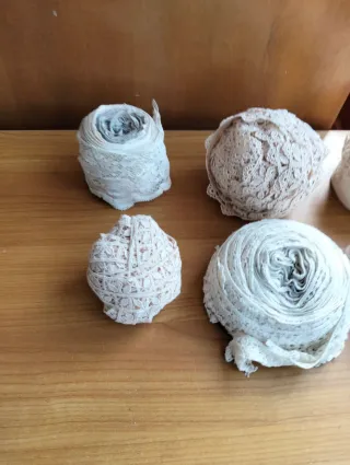 Lotto 34 matasse e rotoli pizzo assortiti