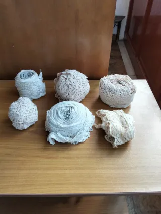 Lotto 34 matasse e rotoli pizzo assortiti