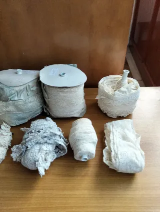 Lotto 34 matasse e rotoli pizzo assortiti