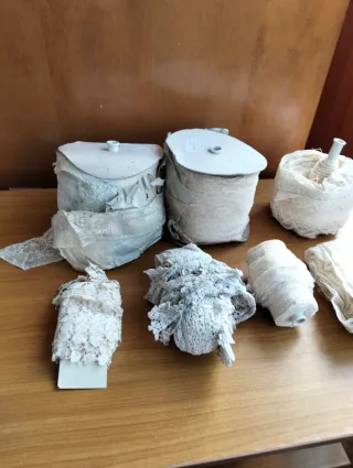 Lotto 34 matasse e rotoli pizzo assortiti