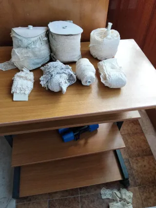 Lotto 34 matasse e rotoli pizzo assortiti