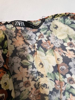 Vestido ZARA corto estampado manga cut out