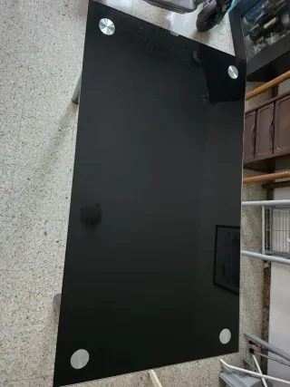 Mesa de cristal negra con patas metálicas
