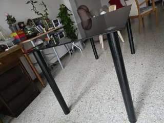 Mesa de cristal negra con patas metálicas
