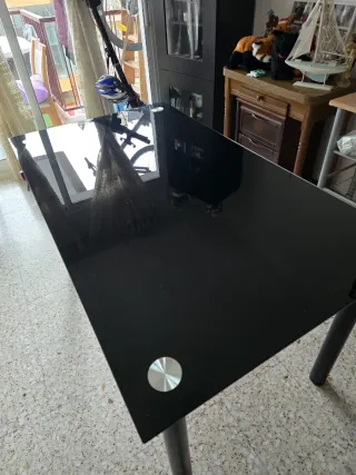Mesa de cristal negra con patas metálicas