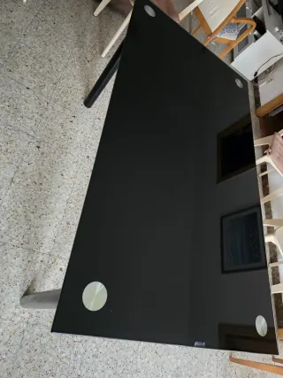 Mesa de cristal negra con patas metálicas