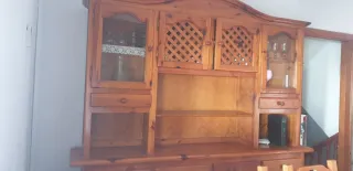 Mueble comedor madera y cristal y mesa y sillas