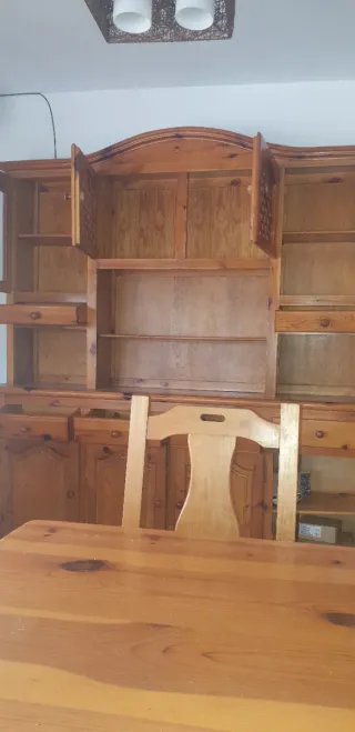 Mueble comedor madera y cristal y mesa y sillas