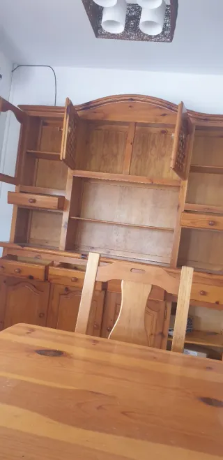 Mueble comedor madera y cristal y mesa y sillas