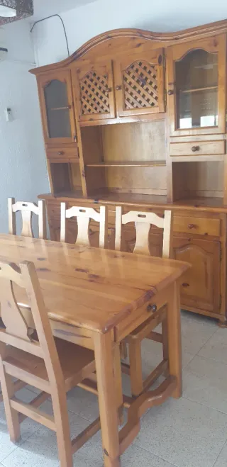 Mueble comedor madera y cristal y mesa y sillas