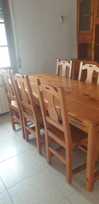 Mueble comedor madera y cristal y mesa y sillas