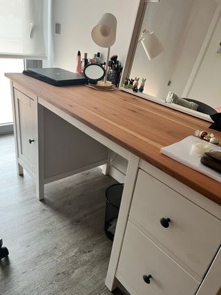 Escritorio de madera y metal