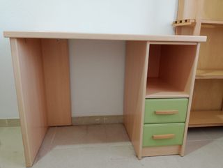 Escritorio madera con cajones verdes