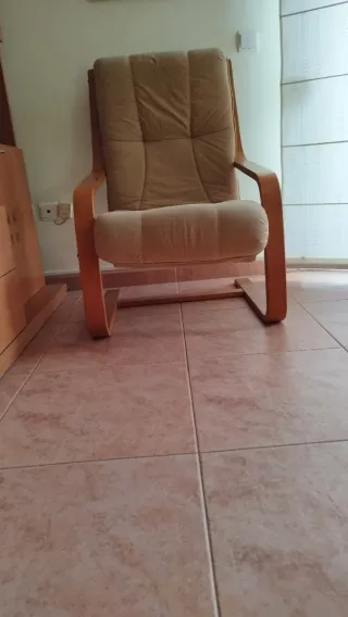 Sillón cómodo tela y madera