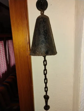Campanilla rústica de hierro para pared