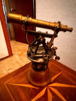 Antiguo teodolito de latón
