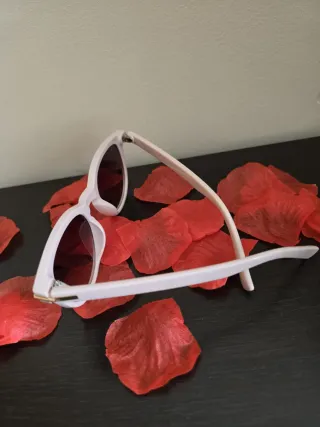 GAFAS DE SOL OJO DE GATO. CON ESTUCHE. NUEVAS