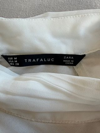 Blusa de seda blanca con lazada