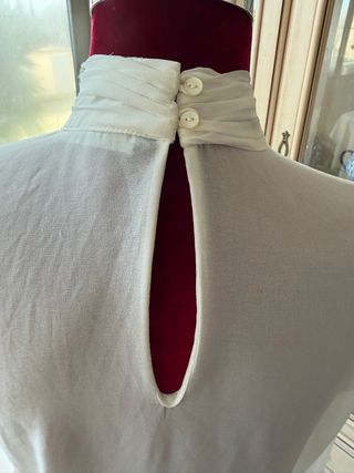 Blusa de seda blanca con lazada