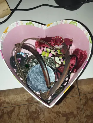 Caja corazón bisutería variada