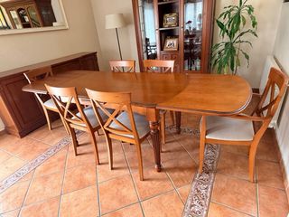 Mesa de comedor y 6 sillas de madera