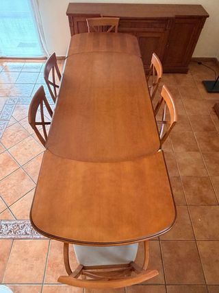 Mesa de comedor y 6 sillas de madera