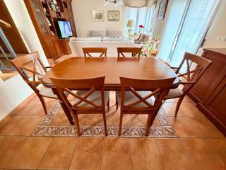 Mesa de comedor y 6 sillas de madera