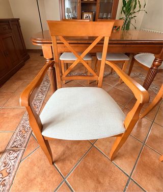 Mesa de comedor y 6 sillas de madera