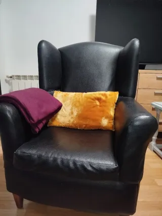 Butaca orejera piel negra muy cómoda