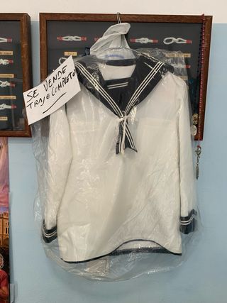 Traje de marinero blanco y azul