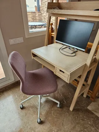 Escritorio madera con estantería