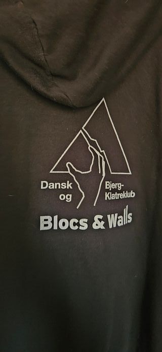 Sudadera con cremallera y logo escalada