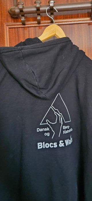 Sudadera con cremallera y logo escalada