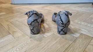 Zapatos de tacón con estampado de serpiente
