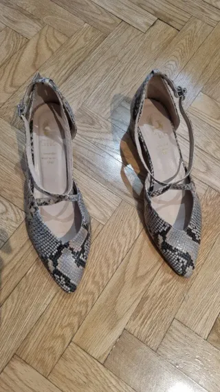 Zapatos de tacón con estampado de serpiente