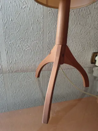 Lámpara de mesa de madera y papel