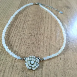 Collar Belle Paris flor plataeado y blanco