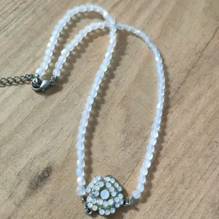 Collar Belle Paris flor plataeado y blanco