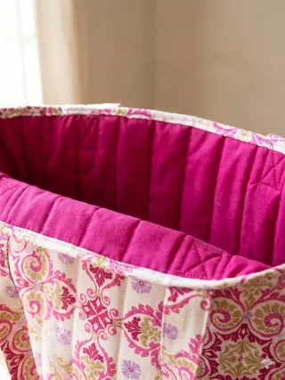 Bolsa de tela hecha a mano con estampado floral