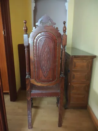 Silla de madera tallada y cuero