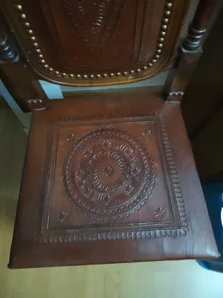 Silla de madera tallada y cuero