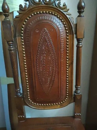 Silla de madera tallada y cuero