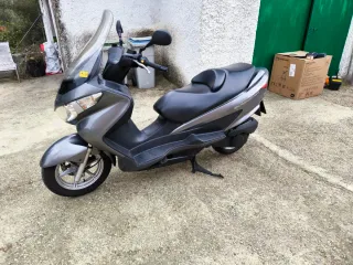 Suzuki Burgman 125 gris