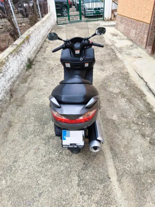 Suzuki Burgman 125 gris
