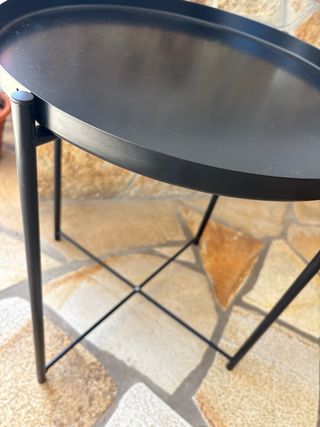 Mesa auxiliar redonda de metal negra
