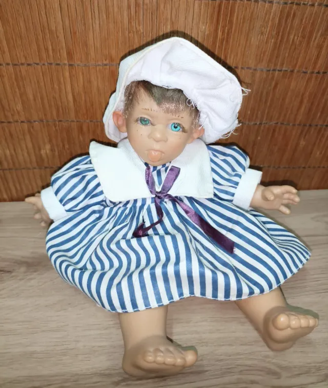 Muñeco con gestos divertidos