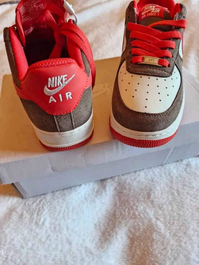 Nike Air Force 1 Marrón y Rojo