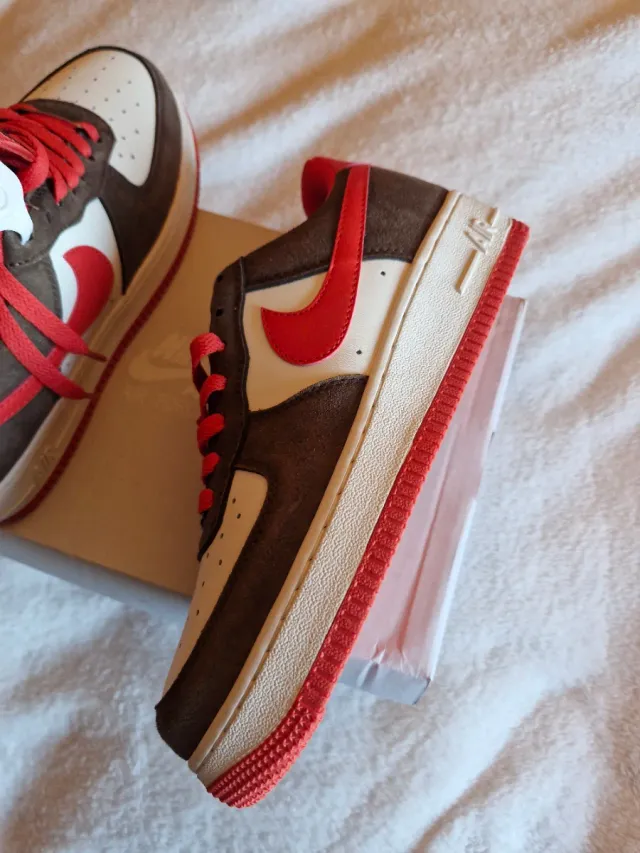 Nike Air Force 1 Marrón y Rojo